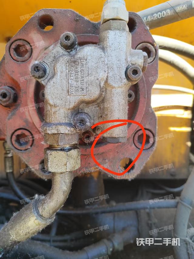 液压泵舱室正面整体（整机外观）