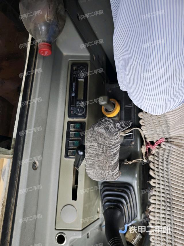 座椅右侧控制台/钥匙门/油门/含右手柄（驾驶室部分）