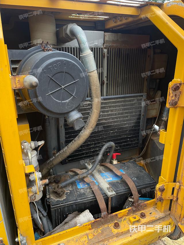 液压泵舱室正面整体（整机外观）