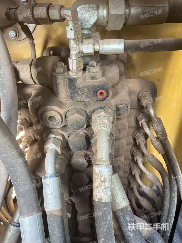 回轉(zhuǎn)馬達(dá)和主控閥（整機(jī)外觀）