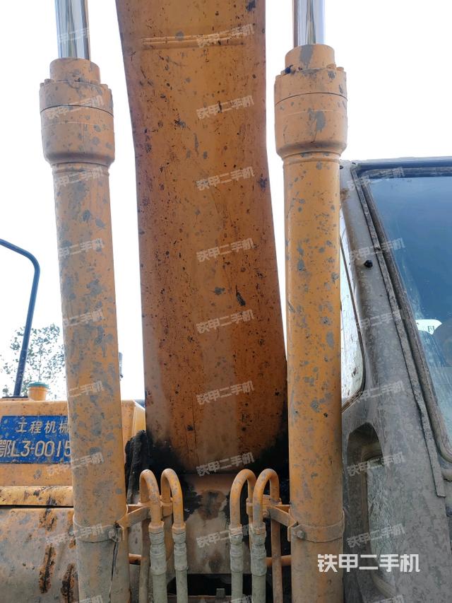 大臂油缸整体 竖拍(工作和回转装置) 大臂油缸整体 竖拍(工作和回转装置)