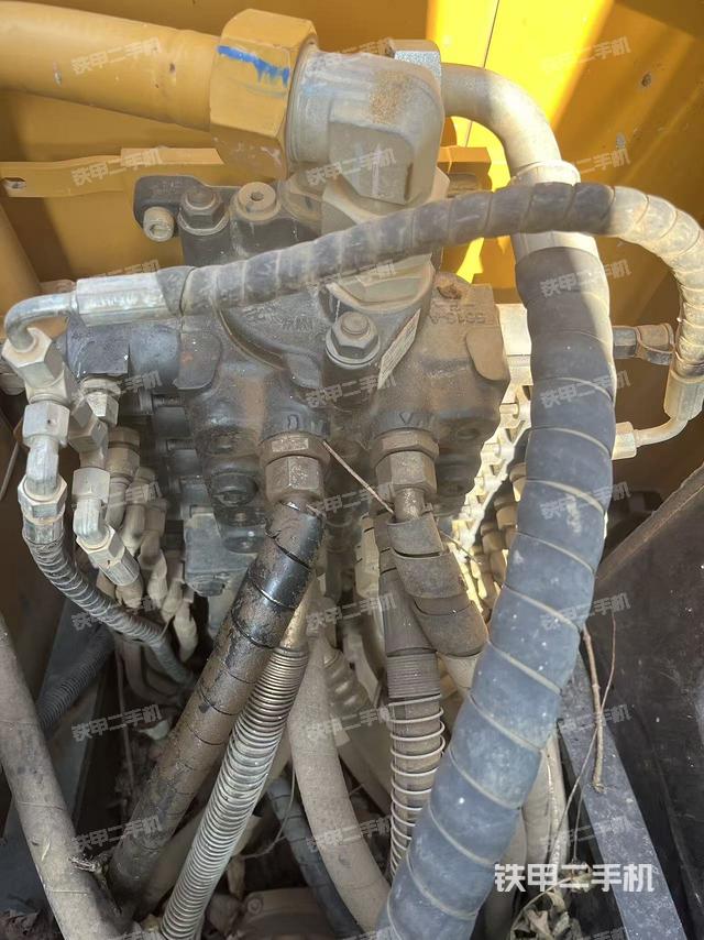 回轉(zhuǎn)馬達(dá)和主控閥（整機(jī)外觀）