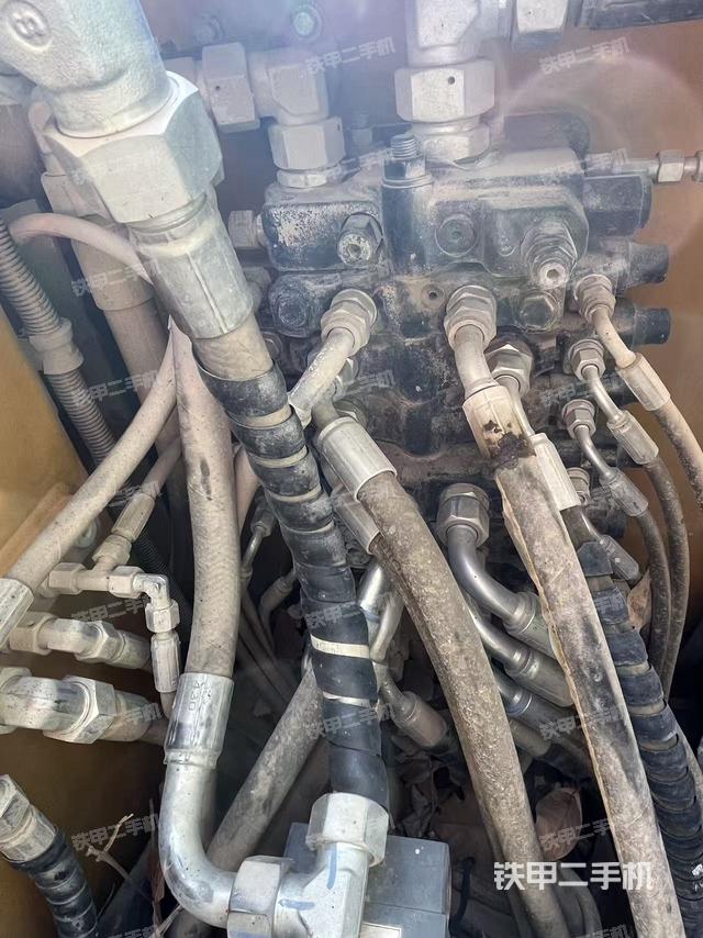 回轉(zhuǎn)馬達(dá)和主控閥（整機(jī)外觀）