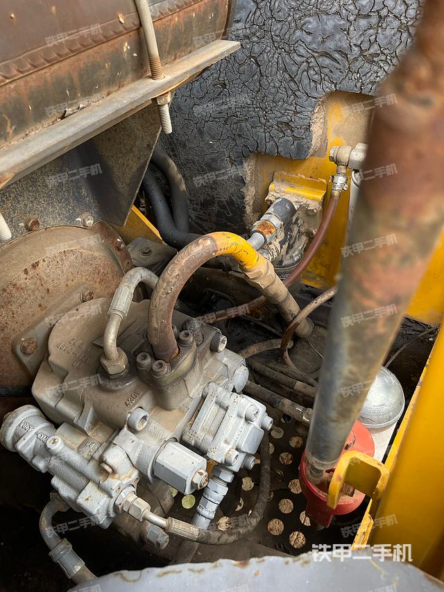 回转马达和主控阀（整机外观）