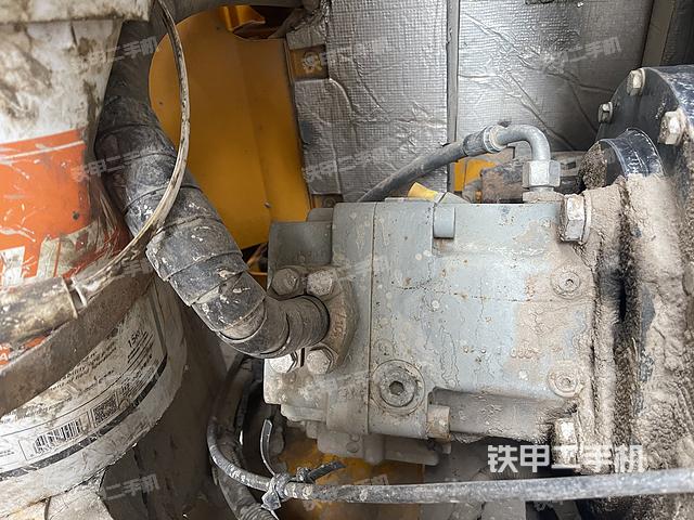 液压泵舱室正面整体（整机外观）