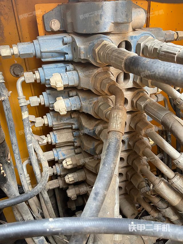 回转马达和主控阀（整机外观）