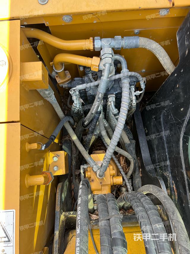 回转马达和主控阀（整机外观）