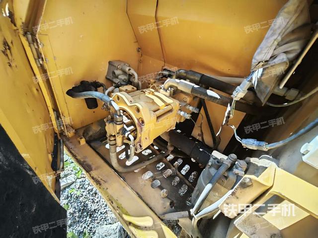 液压泵舱室正面整体（整机外观）