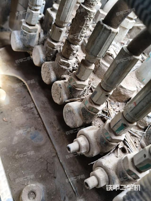 回轉(zhuǎn)馬達(dá)和主控閥（整機(jī)外觀）