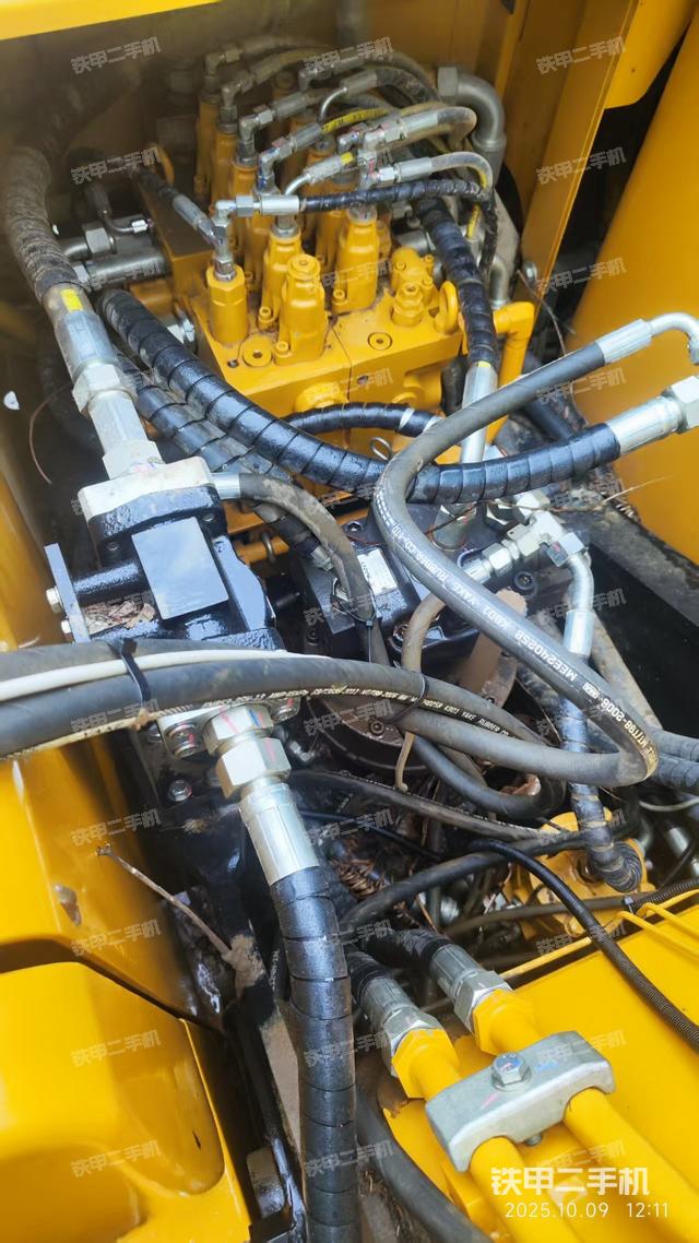 回转马达和主控阀（整机外观）