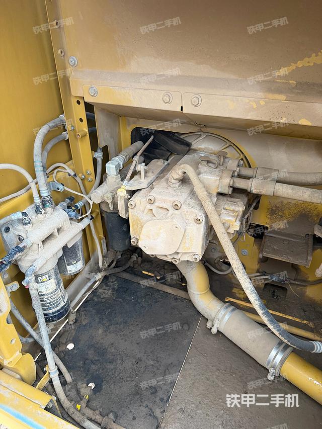 液压泵舱室正面整体(整机外观) 液压泵舱室正面整体(整机外观)