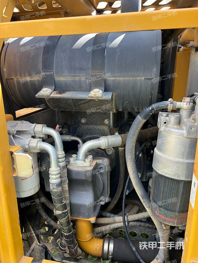 液压泵舱室正面整体（整机外观）