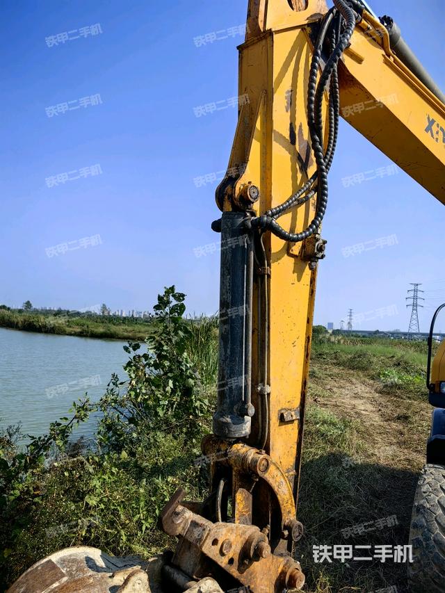 小臂整体左后(工作和回转装置) 小臂整体左后(工作和回转装置)