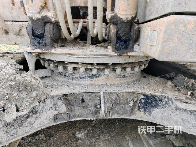 转盘和下车架正前(工作和回转装置) 转盘和下车架正前(工作和回转装置)