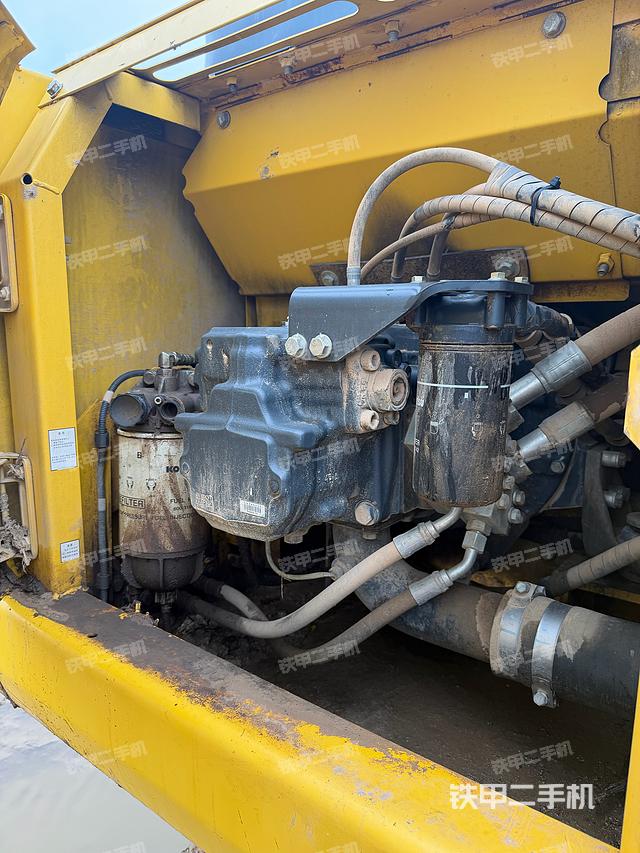 液压泵舱室正面整体（整机外观）