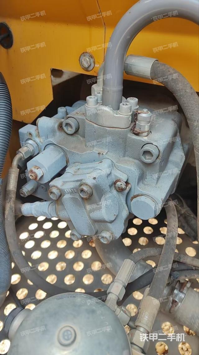 液压泵舱室正面整体（整机外观）