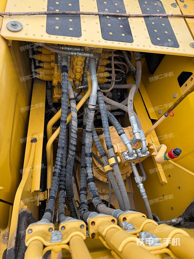 回转马达和主控阀（整机外观）