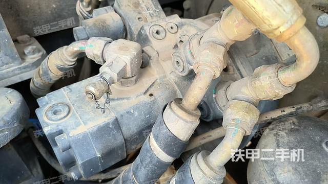 液壓泵艙室正面整體（整機外觀）