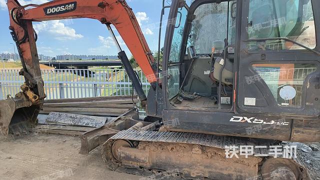 駕駛室整體（整機外觀）