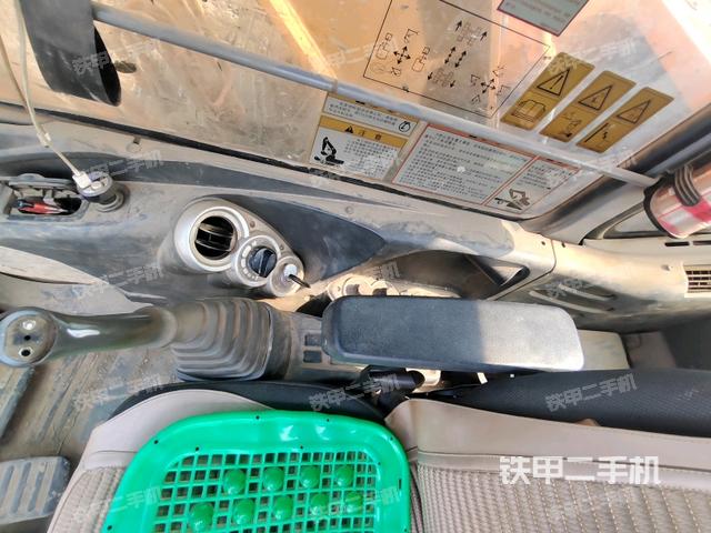 座椅右侧控制台/钥匙门/油门/含右手柄(驾驶室部分) 座椅右侧控制台/钥匙门/油门/含右手柄(驾驶室部分)