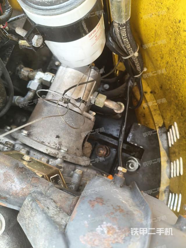 液压泵舱室正面整体（整机外观）