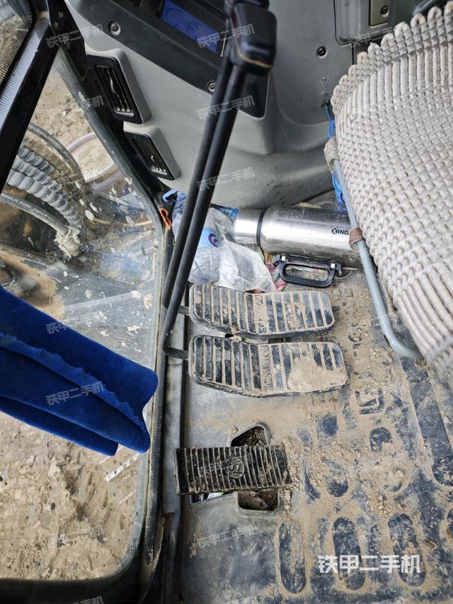 行走控制手柄和踏板 俯拍（驾驶室部分）