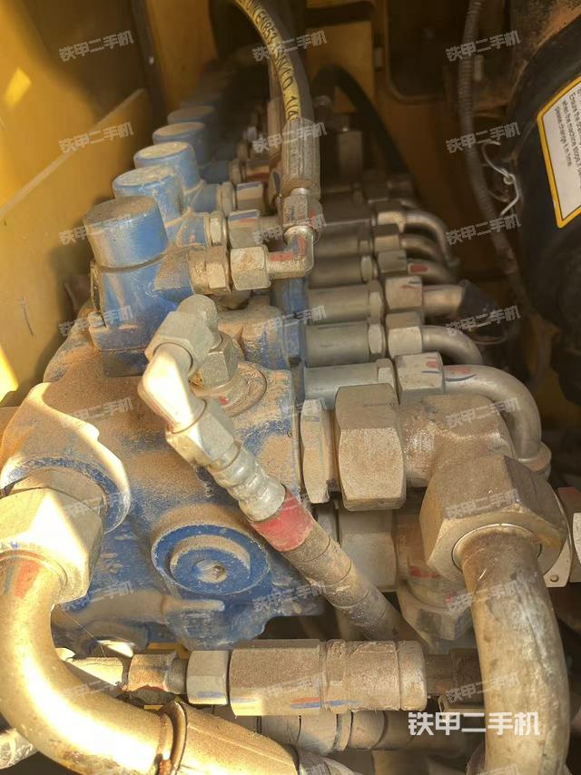 回轉(zhuǎn)馬達(dá)和主控閥（整機(jī)外觀）