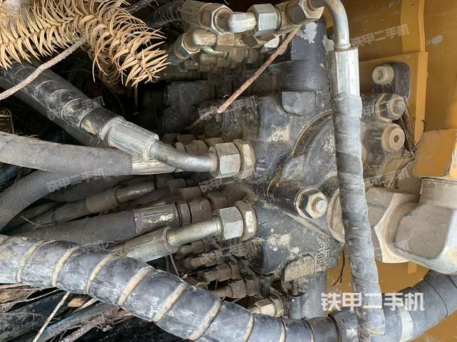 回轉(zhuǎn)馬達(dá)和主控閥（整機外觀）