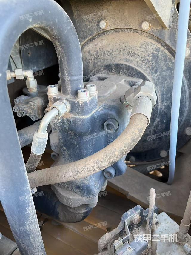 液压泵舱室正面整体（整机外观）