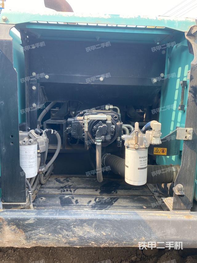 液壓泵艙室正面整體(整機(jī)外觀) 液壓泵艙室正面整體(整機(jī)外觀)