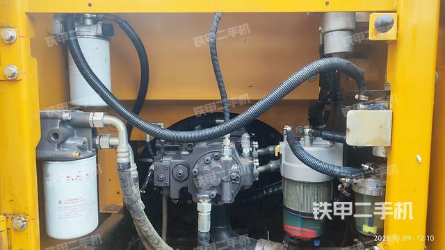 液压泵舱室正面整体（整机外观）