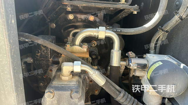 液压泵舱室正面整体（整机外观）