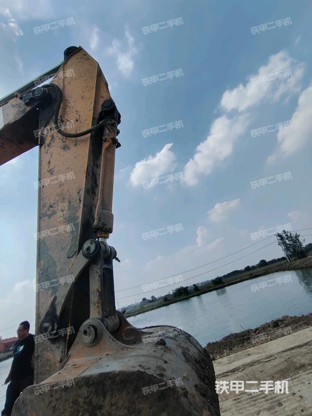 铲斗右后整体(工作和回转装置) 铲斗右后整体(工作和回转装置)