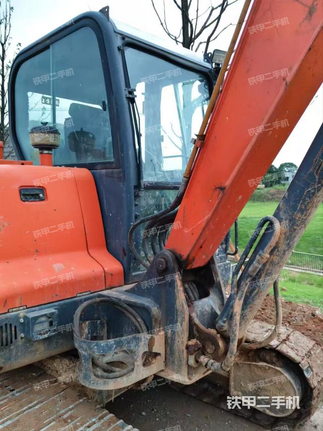 駕駛室頂部（整機外觀）