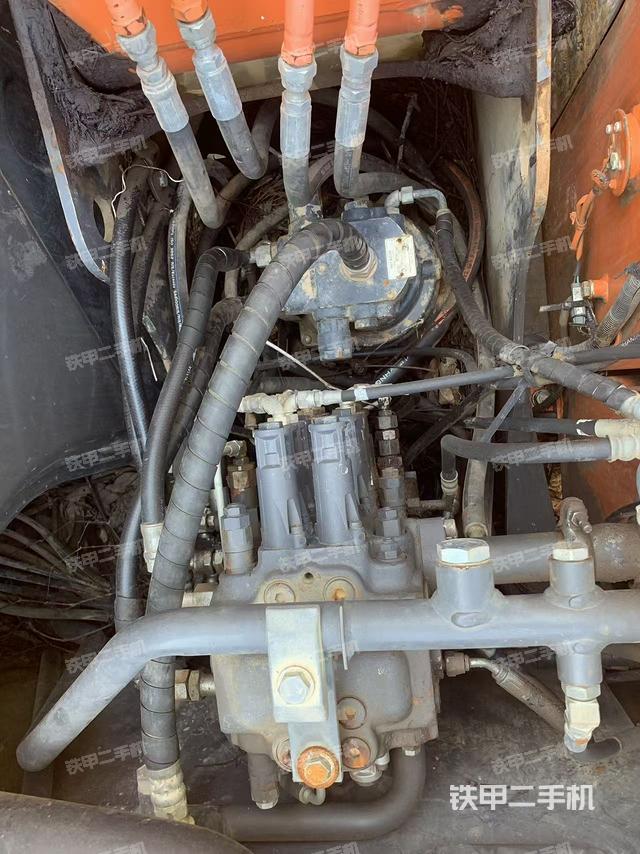 回轉(zhuǎn)馬達(dá)和主控閥（整機外觀）