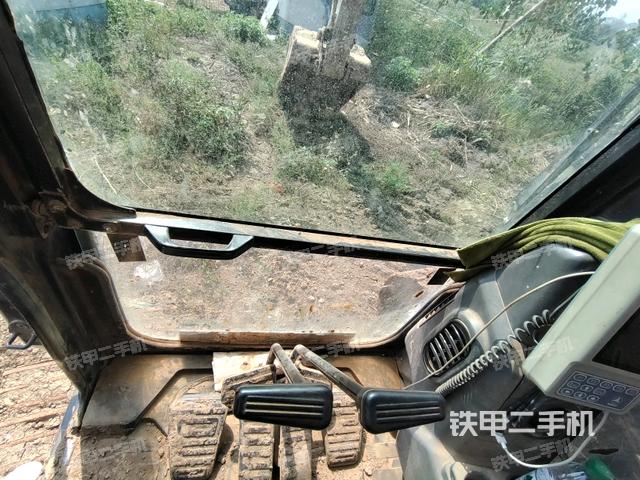 行走控制手柄和踏板 俯拍（驾驶室部分）