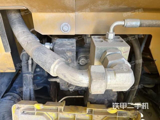 液壓泵艙室正面整體（整機外觀）