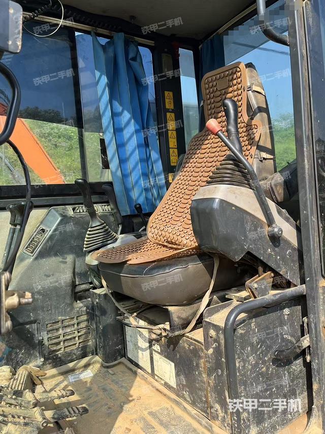 駕駛室整體（整機外觀）