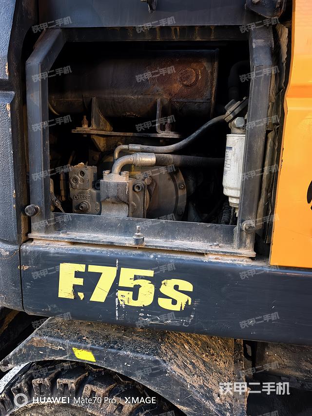 回转马达和主控阀(整机外观) 回转马达和主控阀(整机外观)