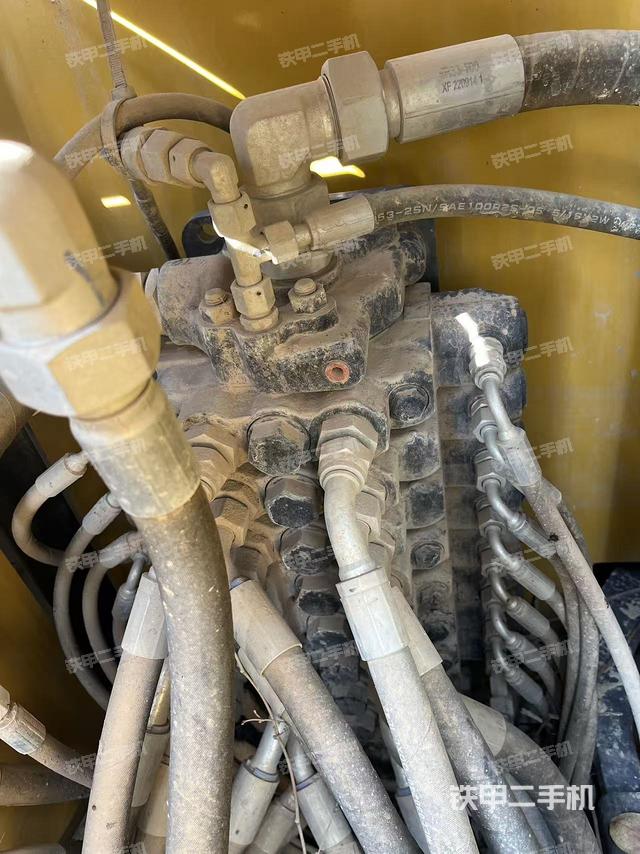 回轉(zhuǎn)馬達和主控閥（整機外觀）