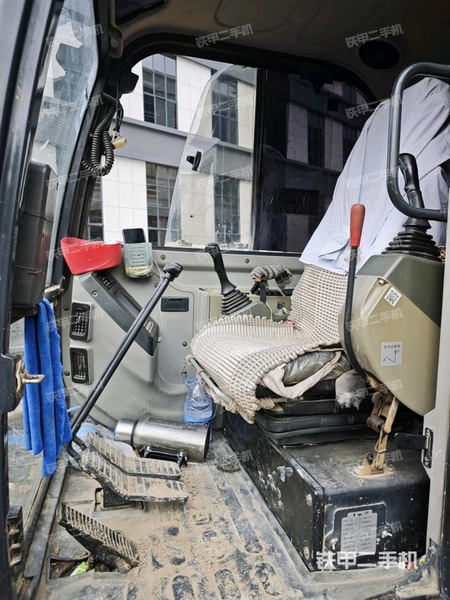 座椅左侧控制台/音响/含左手柄（驾驶室部分）