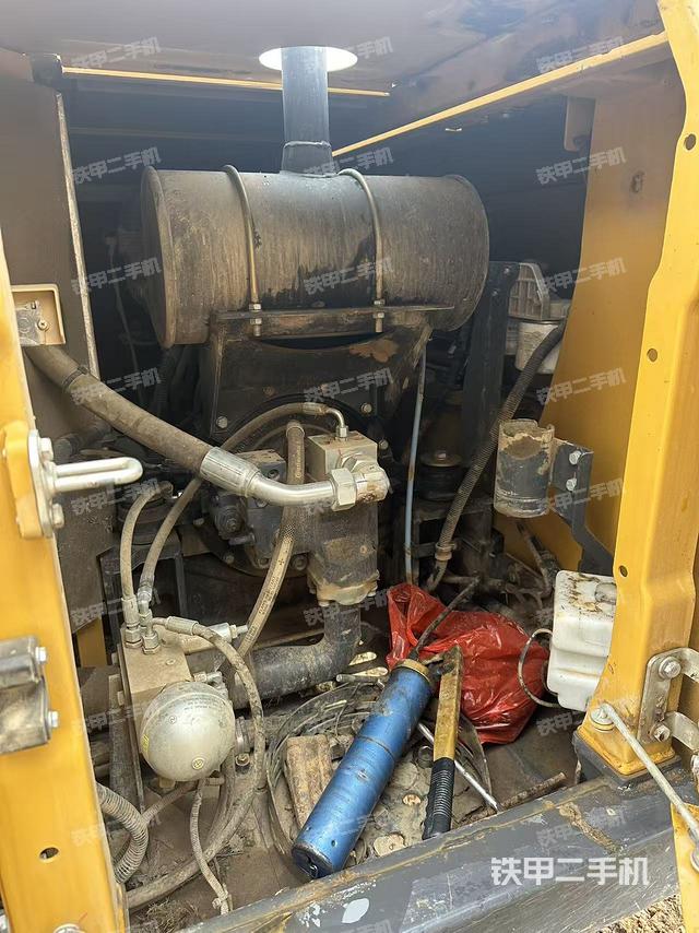 液壓泵艙室正面整體（整機(jī)外觀）