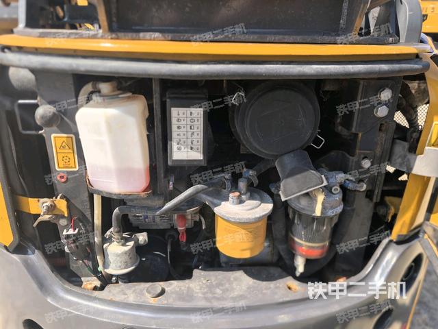 液压泵舱室正面整体（整机外观）