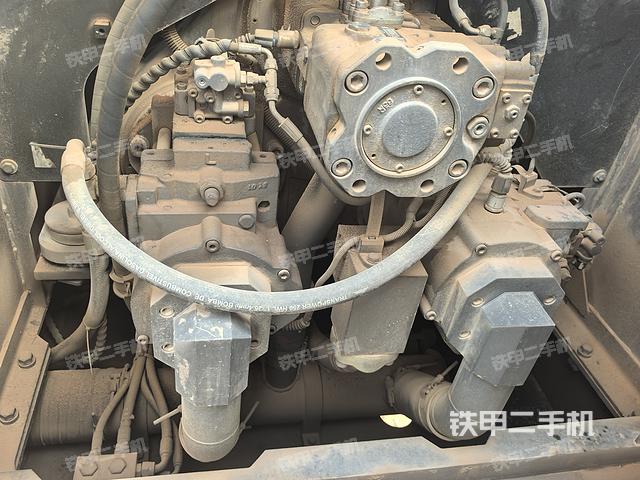 液压泵舱室正面整体(整机外观) 液压泵舱室正面整体(整机外观)
