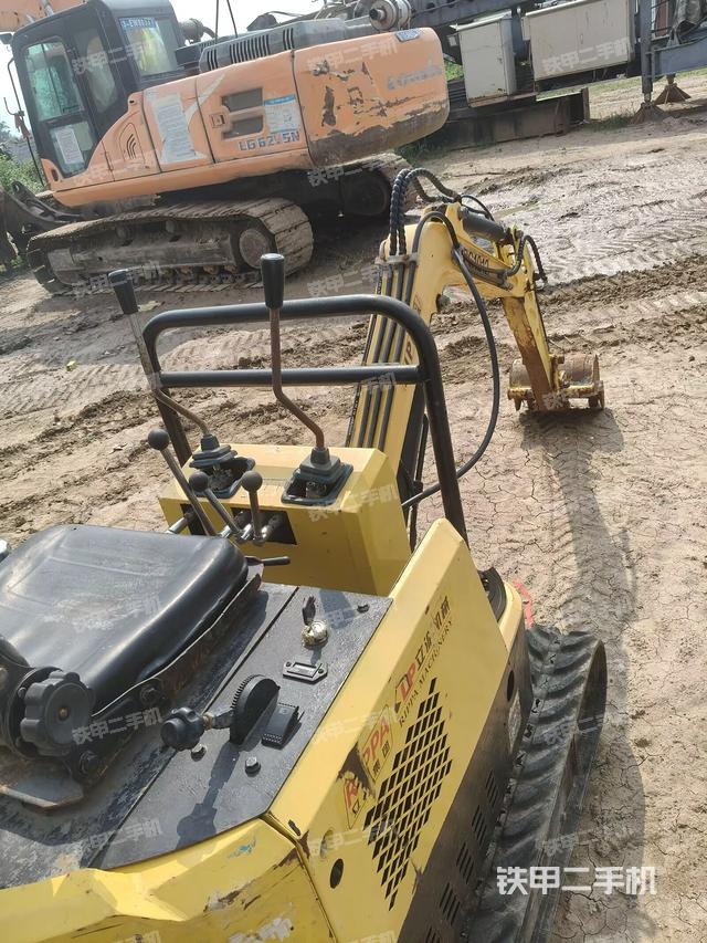 回转马达和主控阀（整机外观）