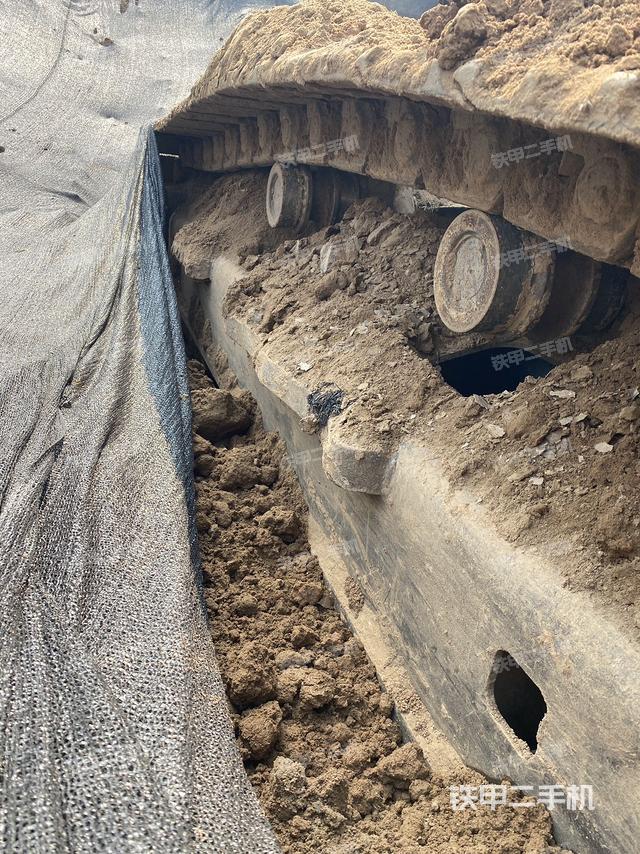 單側(cè)履帶整體(整機(jī)外觀) 單側(cè)履帶整體(整機(jī)外觀)