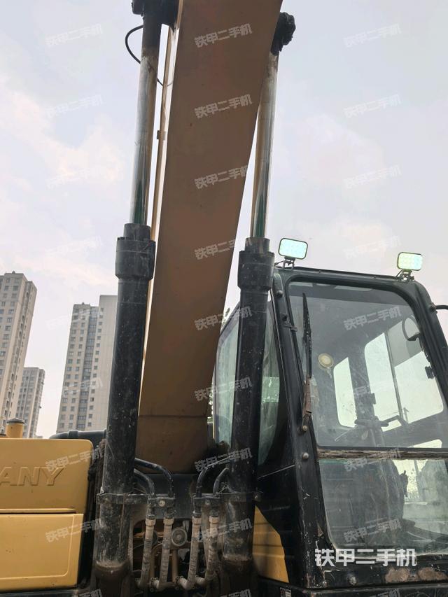 大臂油缸整体 竖拍（工作和回转装置）