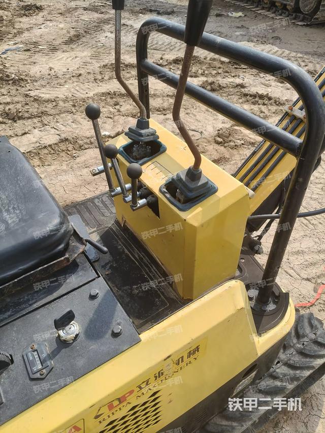 驾驶室顶部（整机外观）