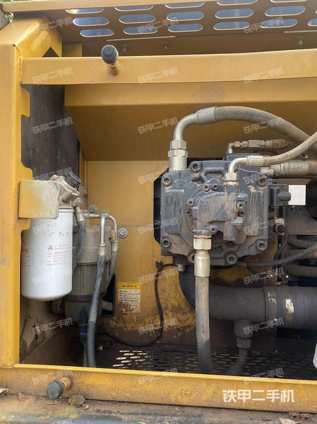 液压泵舱室正面整体（整机外观）