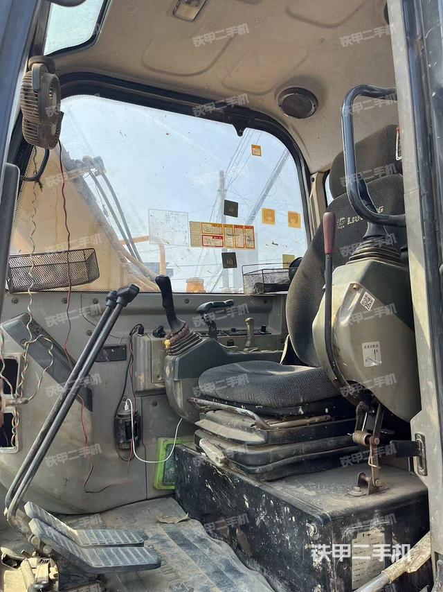 駕駛室整體（整機外觀）